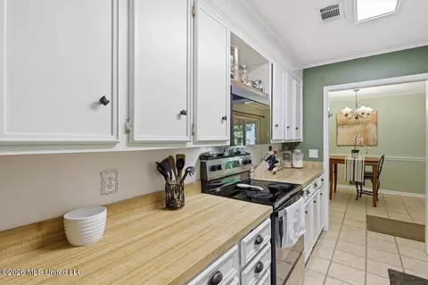 Kitchen - 63 Willowbrook Ln, Brandon, MS 39042 photo 3 of 3