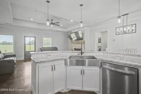Kitchen - 52 Jeslan Trl, Lumberton, MS 39455 photo 2 of 2