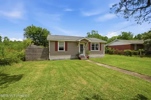 415 Wainwright St, Waveland, MS 39576