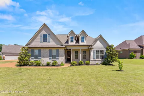 726 Benton Dr, Nesbit, MS 38651