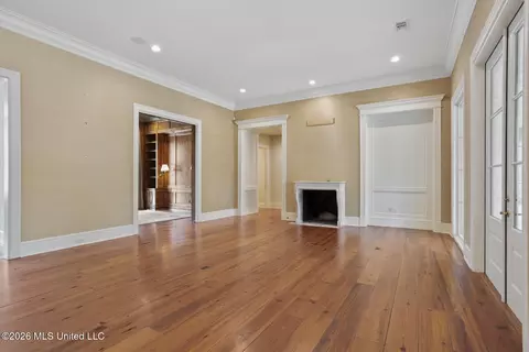 Living - 2526 Honeysuckle Ln, Jackson, MS 39211 photo 3 of 4