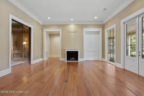 Living - 2526 Honeysuckle Ln, Jackson, MS 39211 photo 2 of 4