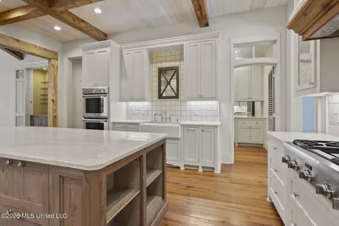 Kitchen - 2526 Honeysuckle Ln, Jackson, MS 39211 photo 4 of 6