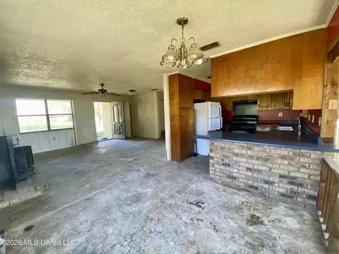 Living - 176 Hancock Rd, Lucedale, MS 39452 photo 2 of 4
