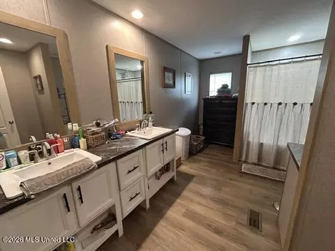Bath - 2096 Swilley Rd, Wesson, MS 39191 photo 1 of 5