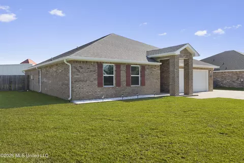8752 Palmetto Dr, Ocean Springs, MS 39564
