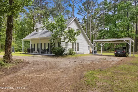 1152 E Robb St #E, Summit, MS 39666
