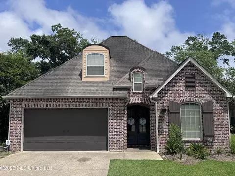 3812 Acadian Village Dr, Ocean Springs, MS 39564