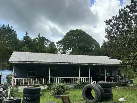 21 Center Dr, Lumberton, MS 39455