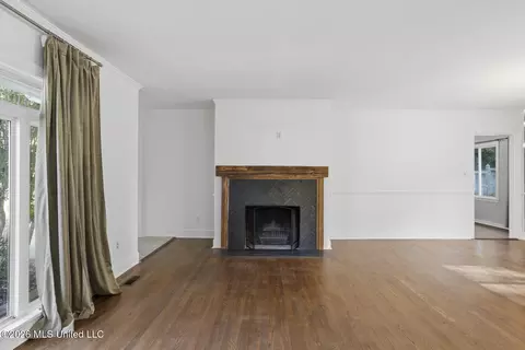 Living - 4014 Oakridge Dr, Jackson, MS 39216 photo 2 of 7