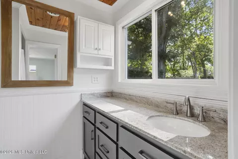 Bath - 4014 Oakridge Dr, Jackson, MS 39216 photo 2 of 3