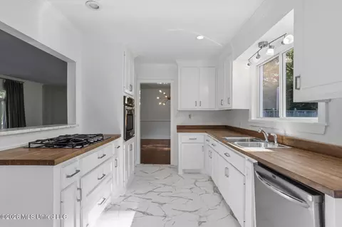 Kitchen - 4014 Oakridge Dr, Jackson, MS 39216 photo 1 of 5