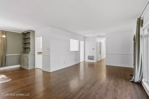 Living - 4014 Oakridge Dr, Jackson, MS 39216 photo 5 of 7