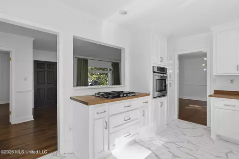 Kitchen - 4014 Oakridge Dr, Jackson, MS 39216 photo 2 of 5