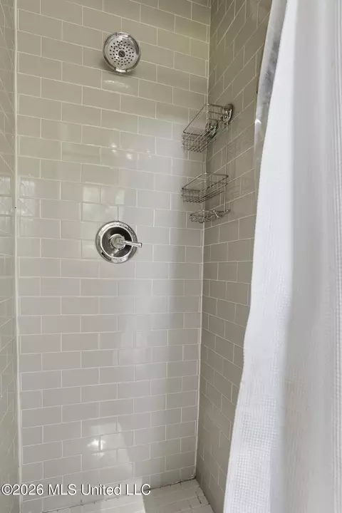 Bath - 4014 Oakridge Dr, Jackson, MS 39216 photo 3 of 3