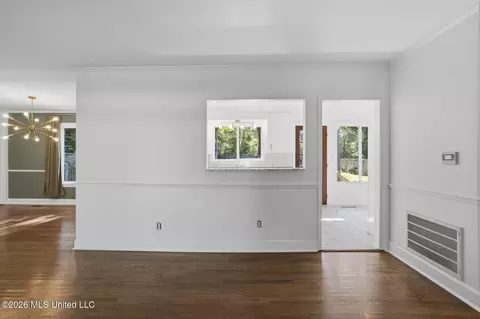Living - 4014 Oakridge Dr, Jackson, MS 39216 photo 6 of 7