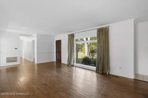 Living - 4014 Oakridge Dr, Jackson, MS 39216 photo 4 of 7
