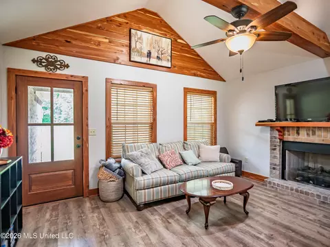 608 County Road 428, Paris, MS 38949