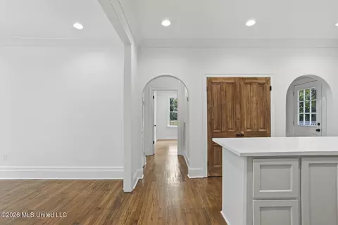 Entry Way - 820 Fairview St, Jackson, MS 39202 photo 1 of 2