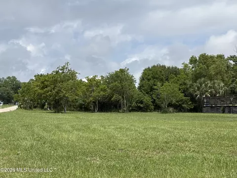 413 N Beach Blvd, Waveland, MS 39576