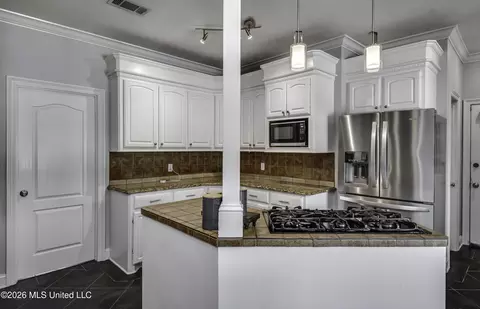 Kitchen - 104 Brookside Pl, Madison, MS 39110 photo 3 of 7