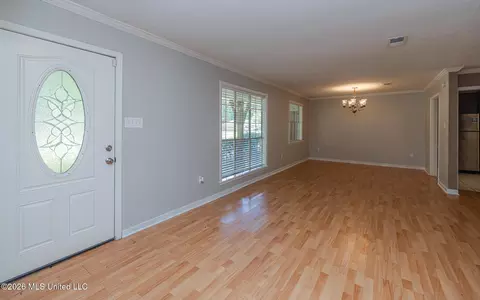 Living - 5756 Gladewood Dr, Jackson, MS 39211 photo 2 of 6
