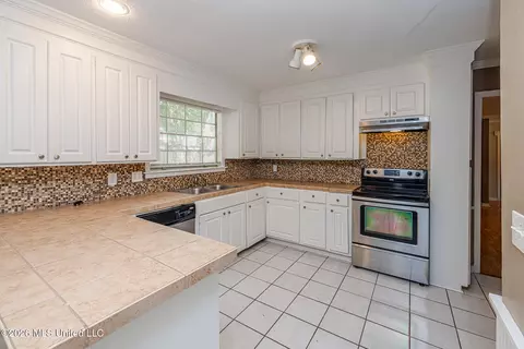 Kitchen - 5756 Gladewood Dr, Jackson, MS 39211 photo 2 of 4