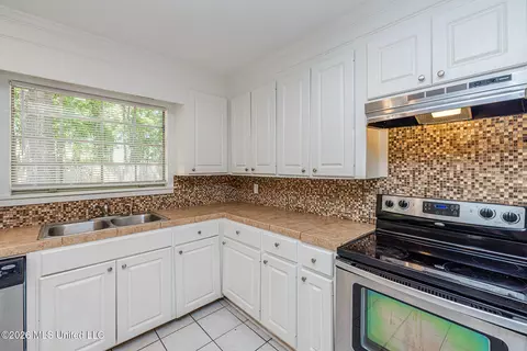 Kitchen - 5756 Gladewood Dr, Jackson, MS 39211 photo 1 of 4