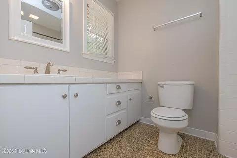 Bath - 5756 Gladewood Dr, Jackson, MS 39211 photo 2 of 4
