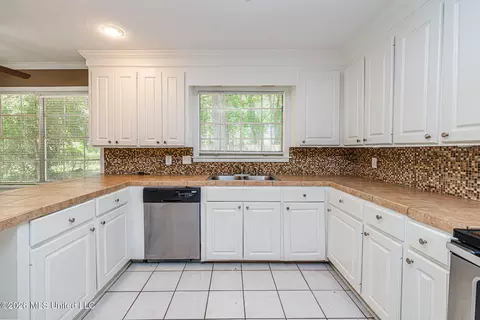 Kitchen - 5756 Gladewood Dr, Jackson, MS 39211 photo 3 of 4