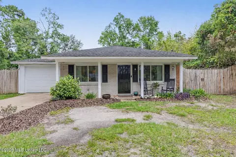 709 Pine Hills Rd, Ocean Springs, MS 39564