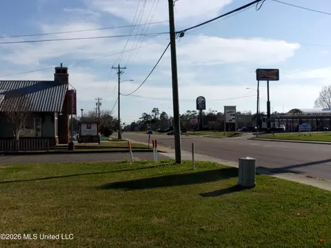 944 Cedar Lake Rd, Biloxi, MS 39532 photo 3