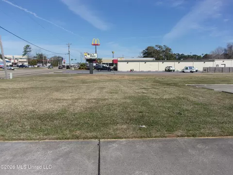 944 Cedar Lake Rd, Biloxi, MS 39532 photo 2