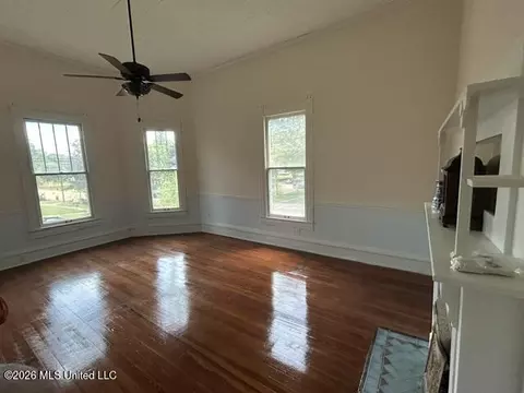 Living - 430 3rd St, Mccomb, MS 39648 photo 4 of 6