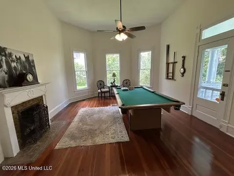 Living - 430 3rd St, Mccomb, MS 39648 photo 3 of 6