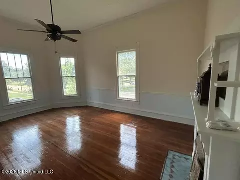 Living - 430 3rd St, Mccomb, MS 39648 photo 5 of 6