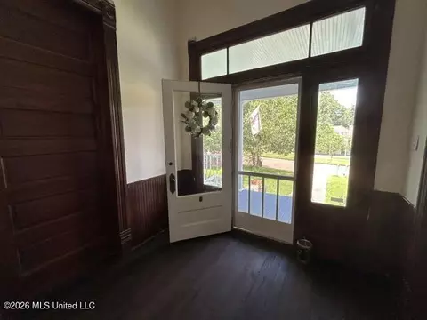 Entry Way - 430 3rd St, Mccomb, MS 39648 photo 4 of 9