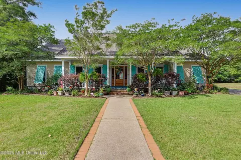129 Lakewood Dr, Waveland, MS 39576