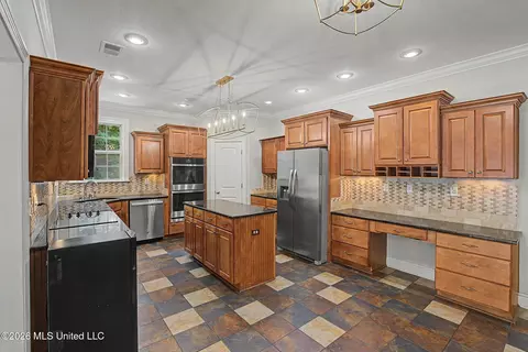 Kitchen - 8 E Crockett Loop, Hernando, MS 38632 photo 2 of 5
