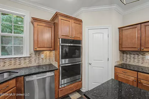 Kitchen - 8 E Crockett Loop, Hernando, MS 38632 photo 4 of 5