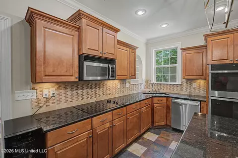 Kitchen - 8 E Crockett Loop, Hernando, MS 38632 photo 3 of 5