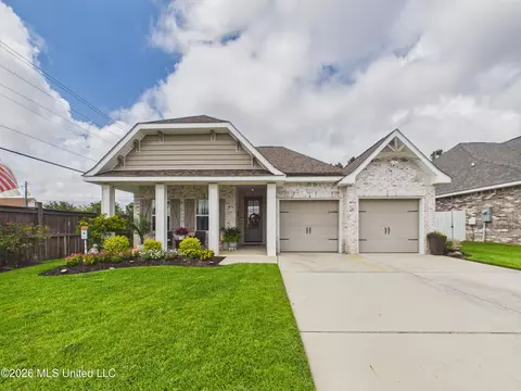 201 Madison Pl Dr, Ocean Springs, MS 39564