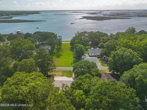 5206 Fern St, Pascagoula, MS 39567