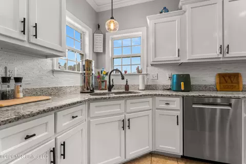 Kitchen - 569 Walkers Way, Hernando, MS 38632 photo 5 of 6