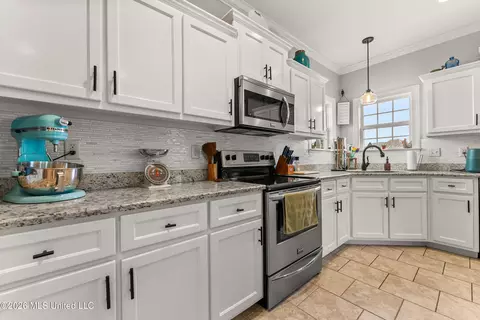 Kitchen - 569 Walkers Way, Hernando, MS 38632 photo 4 of 6