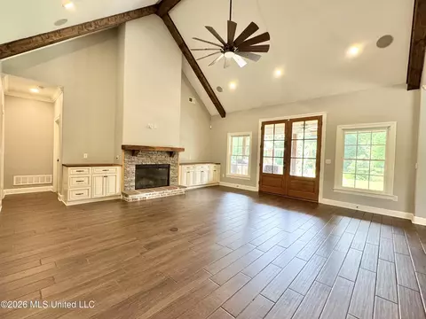 Living - 4065 Misty Oaks Cv, Nesbit, MS 38651 photo 2 of 11