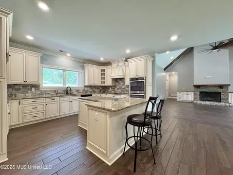 Kitchen - 4065 Misty Oaks Cv, Nesbit, MS 38651 photo 4 of 4