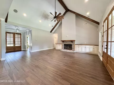 Living - 4065 Misty Oaks Cv, Nesbit, MS 38651 photo 1 of 11