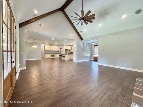 Living - 4065 Misty Oaks Cv, Nesbit, MS 38651 photo 4 of 11