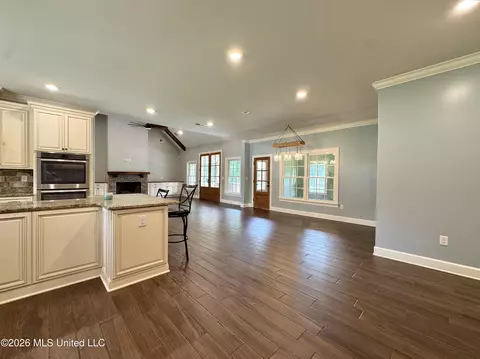 Living - 4065 Misty Oaks Cv, Nesbit, MS 38651 photo 5 of 11